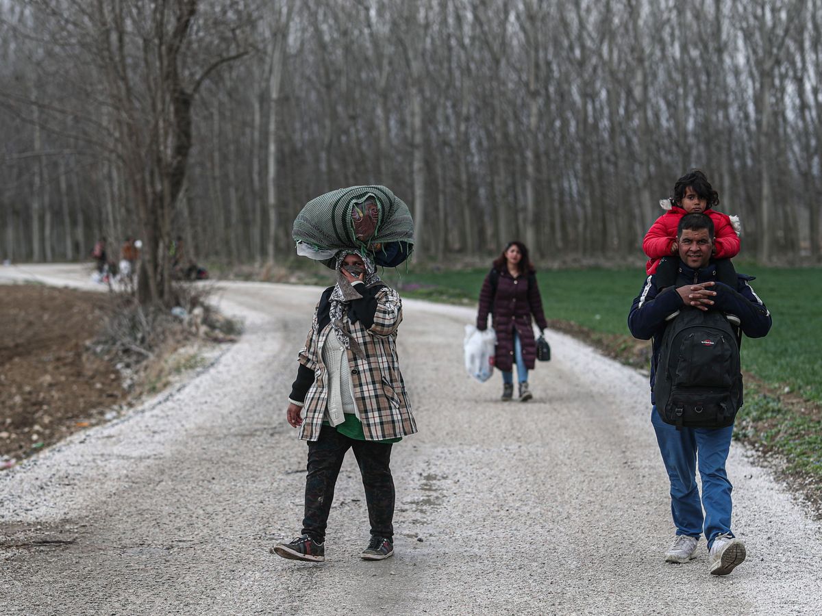 Foto: Migrantes y refugiados sirios se dirigen a la frontera entre Turquía y Grecia. (EFE)
