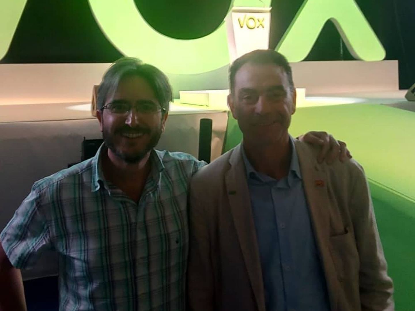 José Antonio Ortiz, a la derecha, junto a su número dos en Lleida, Miquel Bonastre, en Vistalegre el pasado 21 de enero. (Vox)