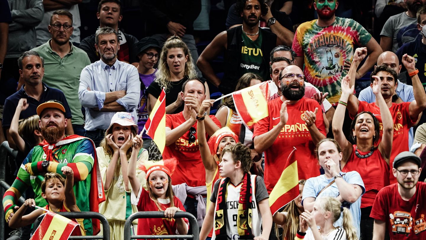 La afición española anima a la Selección en los octavos. (EFE/Yoan Valat)