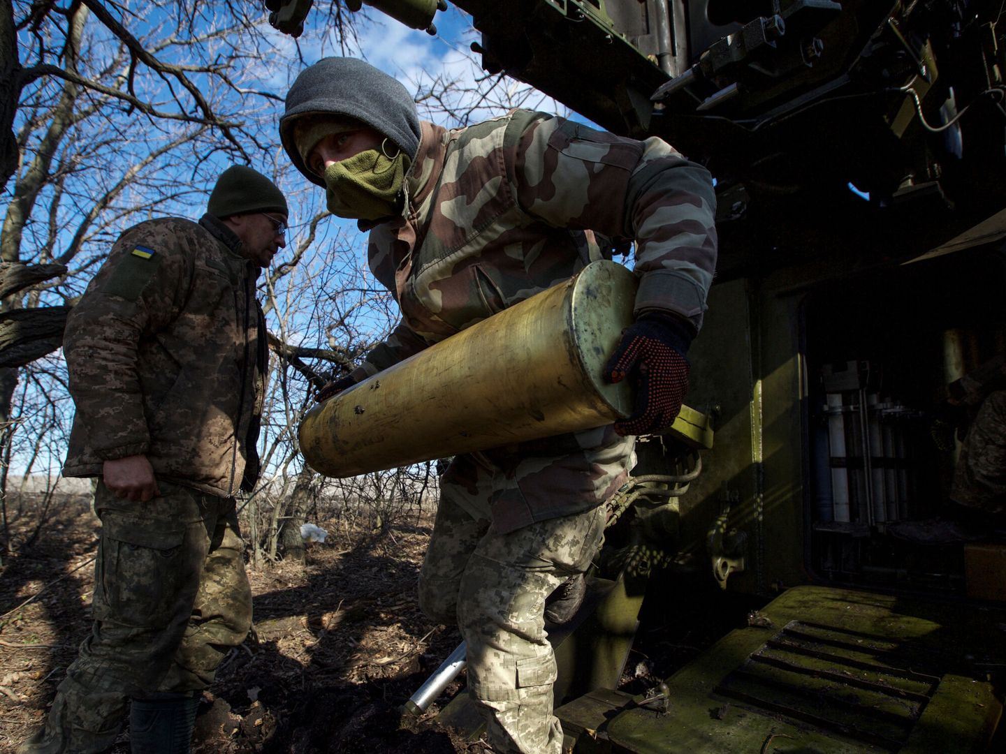 Soldados ucranianos cargan munición en el frente de Bajmut. (Reuters)