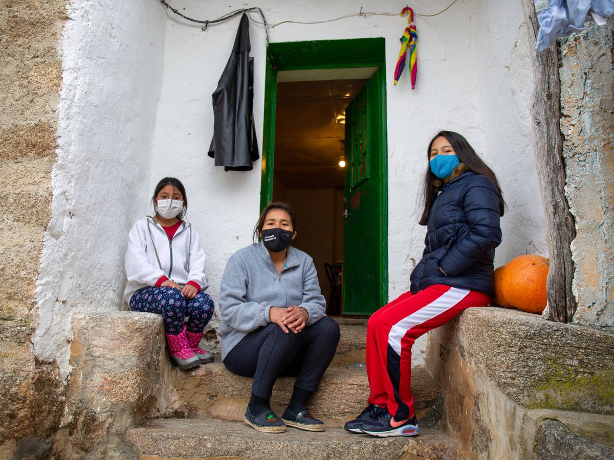 Foto: Nancy Mamani, junto a dos de sus hijas, en su nueva vivienda en Muñotello, Ávila. (David Brunat)