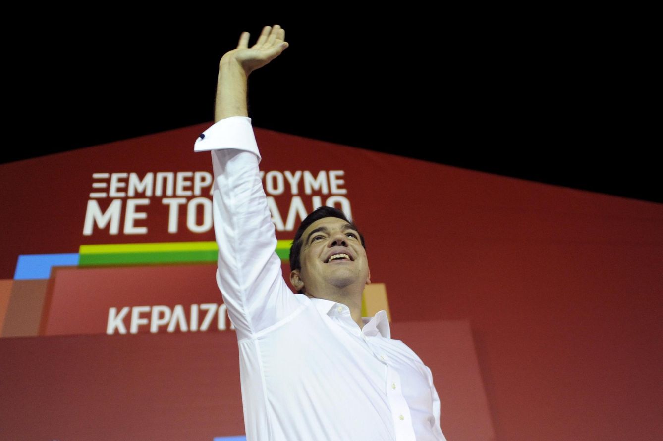 Tsipras saluda a votantes de Syriza durante la celebración de los resultados en las elecciones (Reuters).