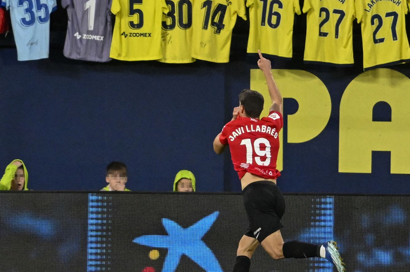 El delantero Javi Llabrés celebra el empate contra el Villarreal (EFE/Andreu Esteban).