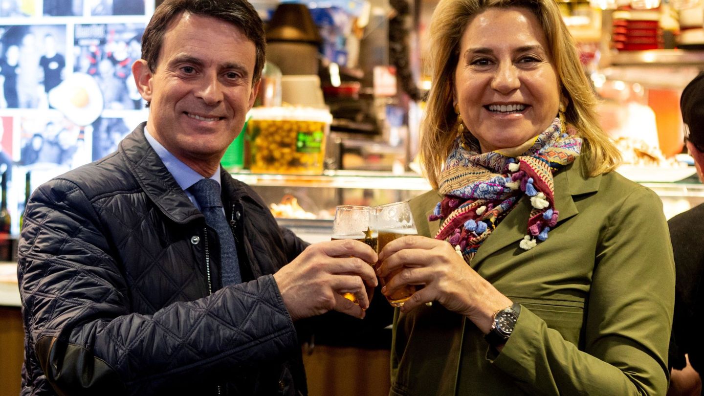 Manuel Valls y su pareja, Susana Gallardo, durante la campaña electoral. (EFE)