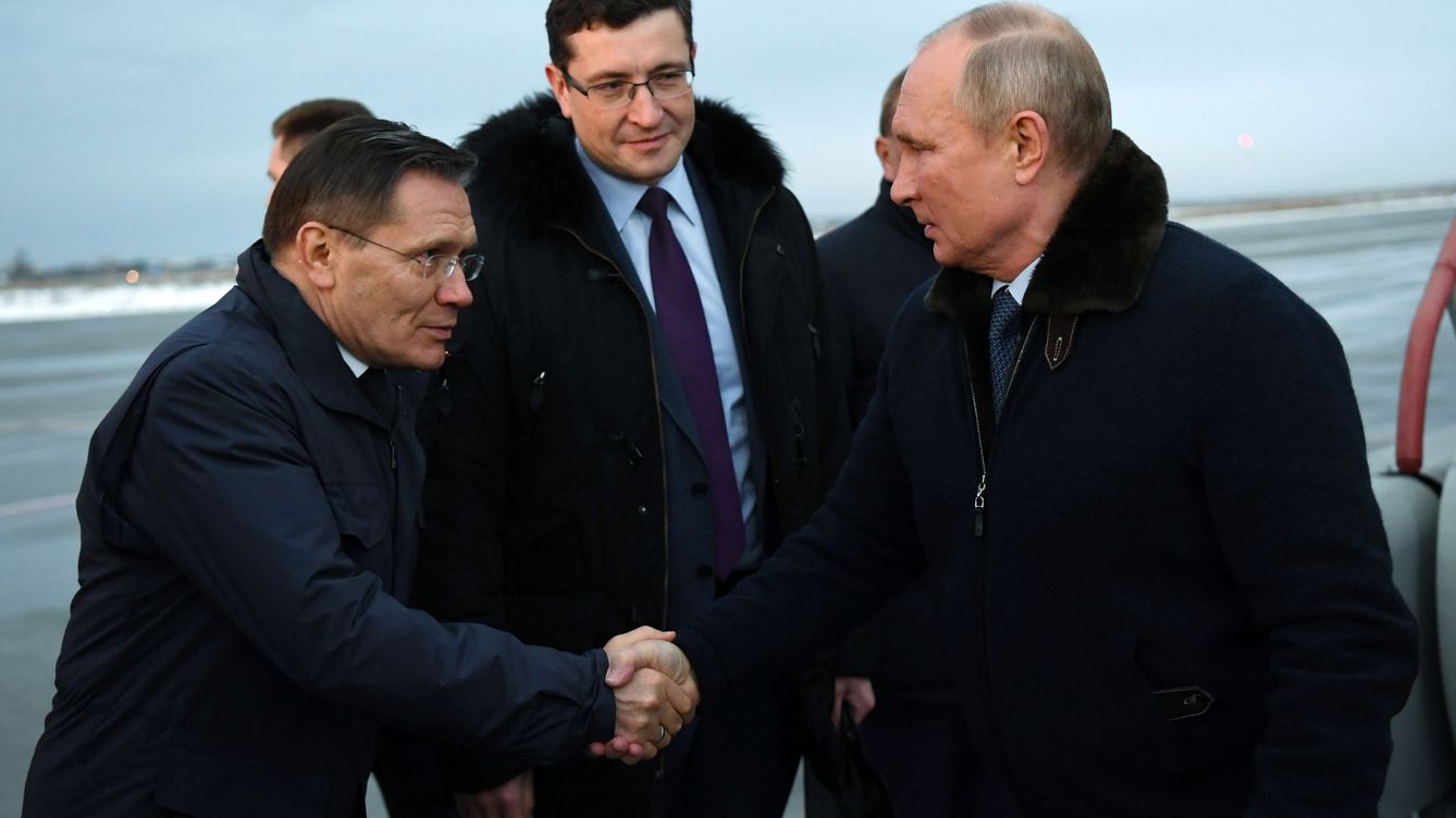 Foto: Vladimir Putin le da la mano a Alexei Likhachev, director general de la todopoderosa agencia estatal de la energía nuclear rusa, ROSATOM. (Reuters/Alexei Nikolsky/Kremlin)