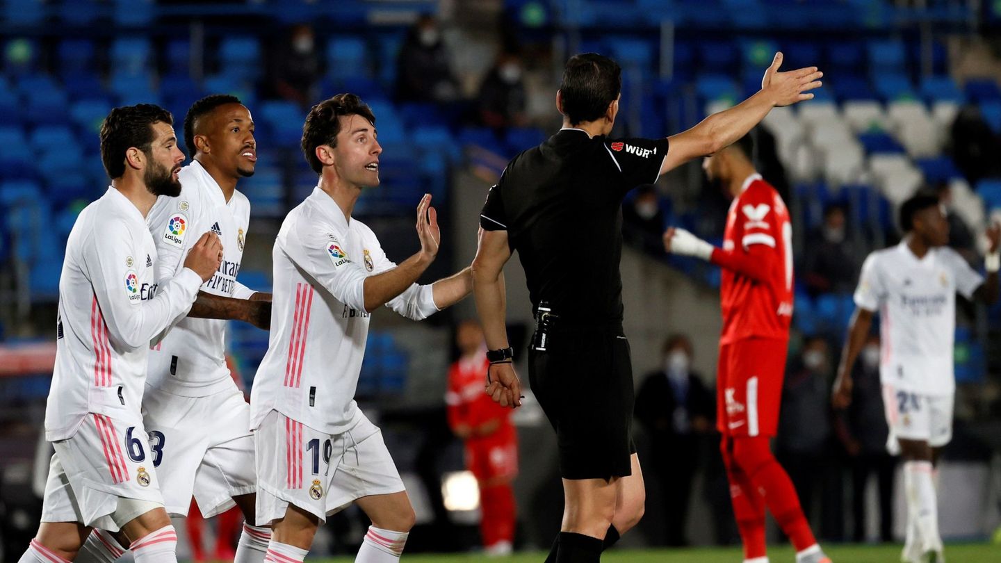 Los jugadores del Real Madrid protestan el penalti concedido a favor del Sevilla en la jornada 34. (EFE)