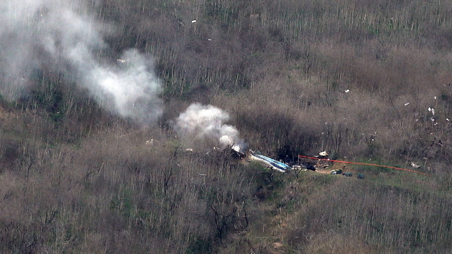 Los restos del helicóptero accidentado. (EFE)