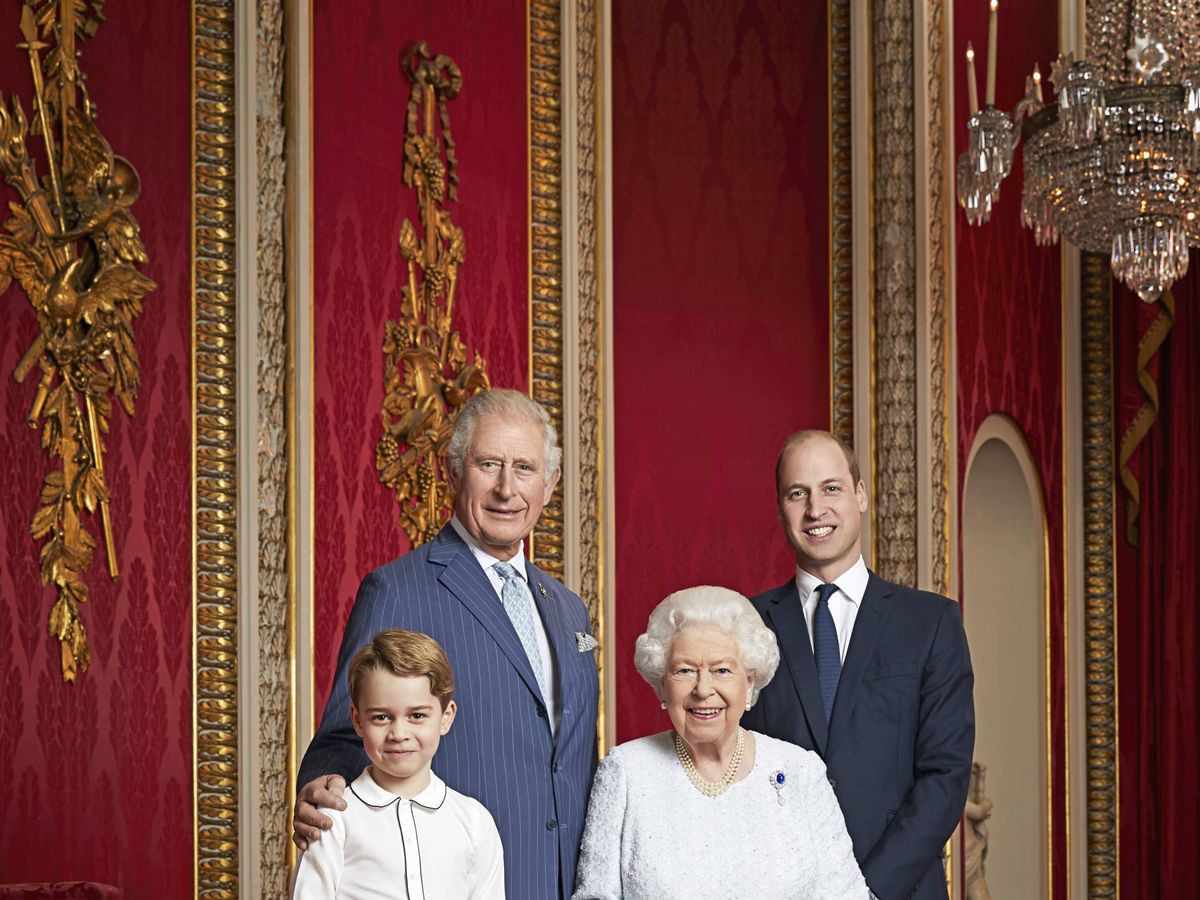 Foto: Isabel II, junto a su hijo, nieto y bisnieto. (CASA REAL)
