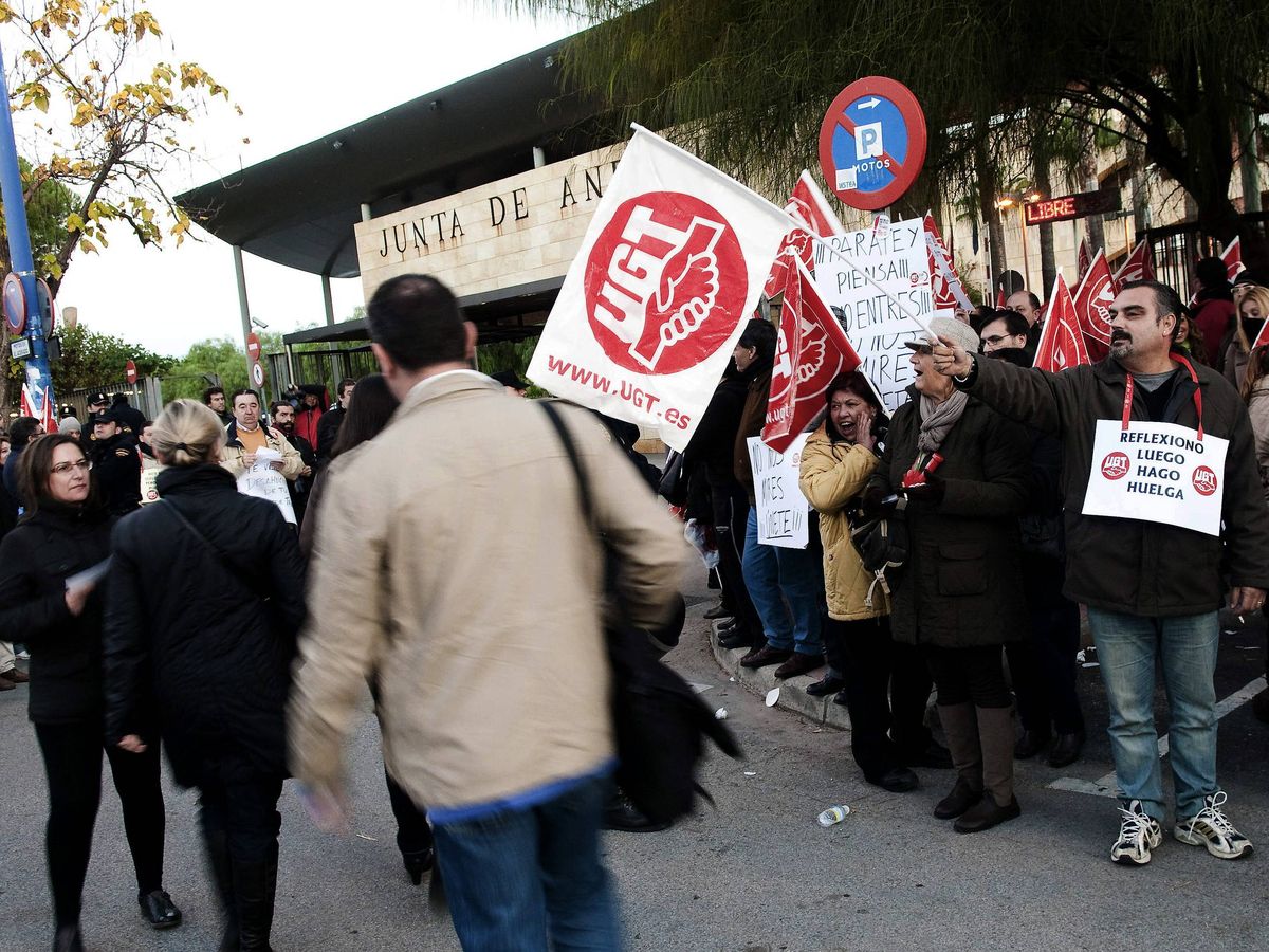 Foto: Una protesta sindical a las puertas de Torretriana, el mayor edificio administrativo de la Junta de Andalucía. (EFE/Raúl Caro)