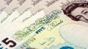 Los cajeros automáticos de Reino Unido se reconcilian con los billetes de cinco libras