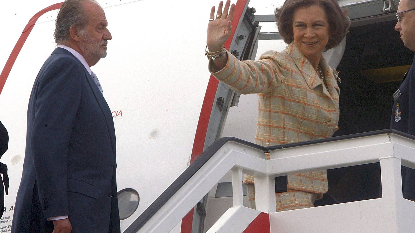 Los reyes Juan Carlos y Sofía, subiendo a un avión. (EFE)