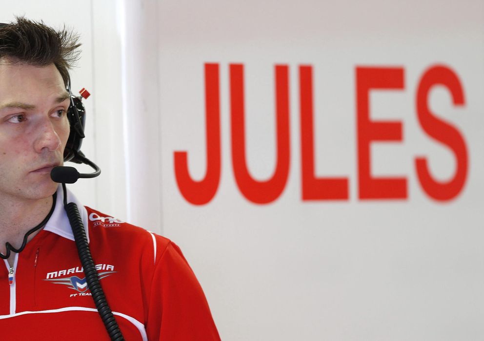 Foto: Un miembro de la escudería Marussia, en el box de Jules Bianchi durante el GP de Rusia.