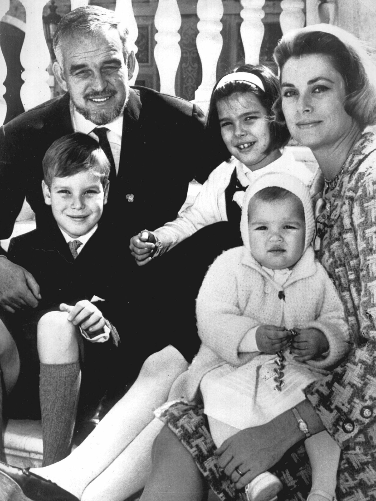 Por el 10 aniversario de boda de Grace Kelly y Rainiero, en 1966, compartieron esta foto en la que Alberto tenía 8 años. (Cordon Press)