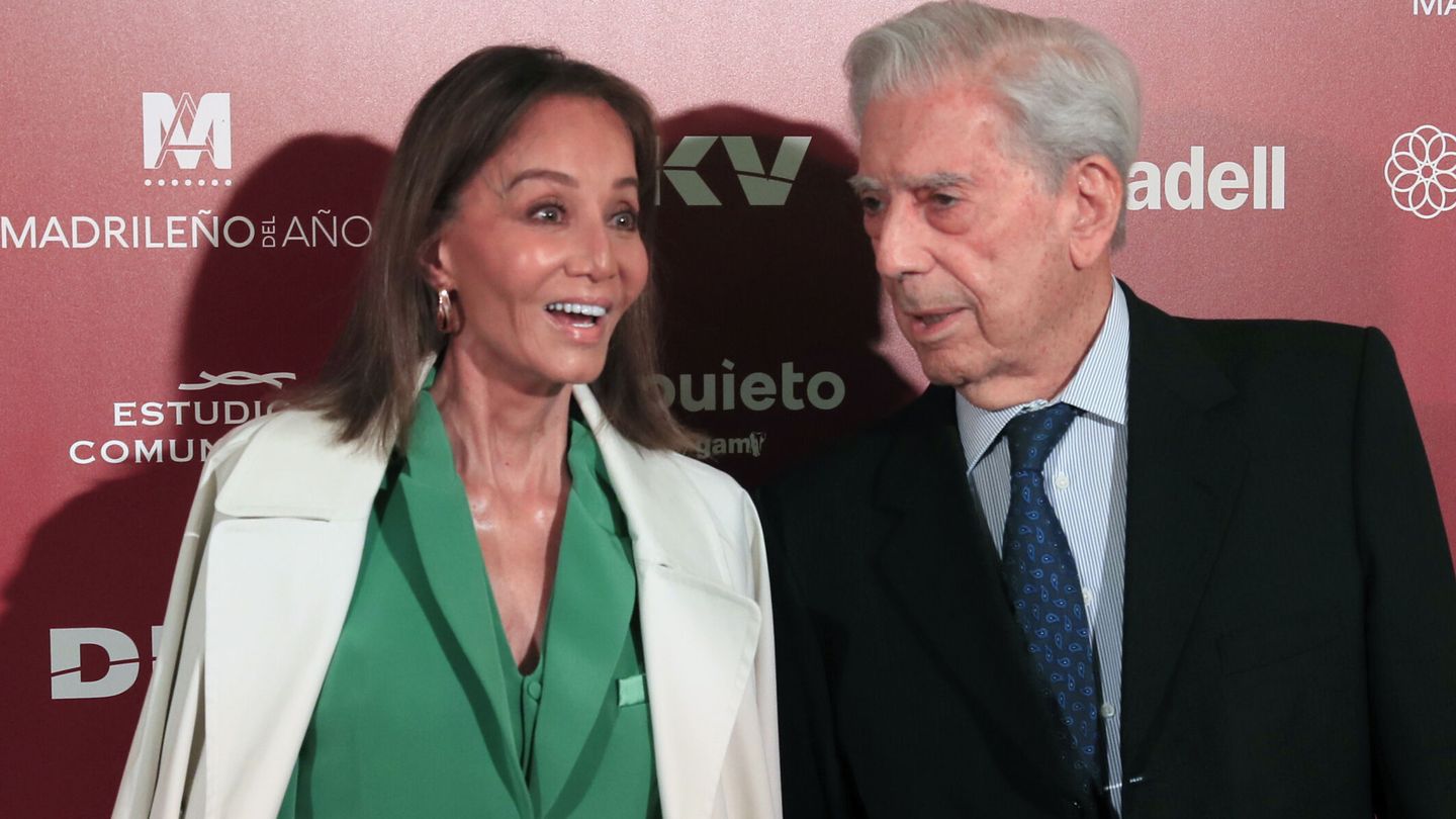 Mario Vargas Llosa, acompañado por Isabel Preysler en el acto de entrega del premio Madrileño del Año. (EFE/Fernando Alvarado) 