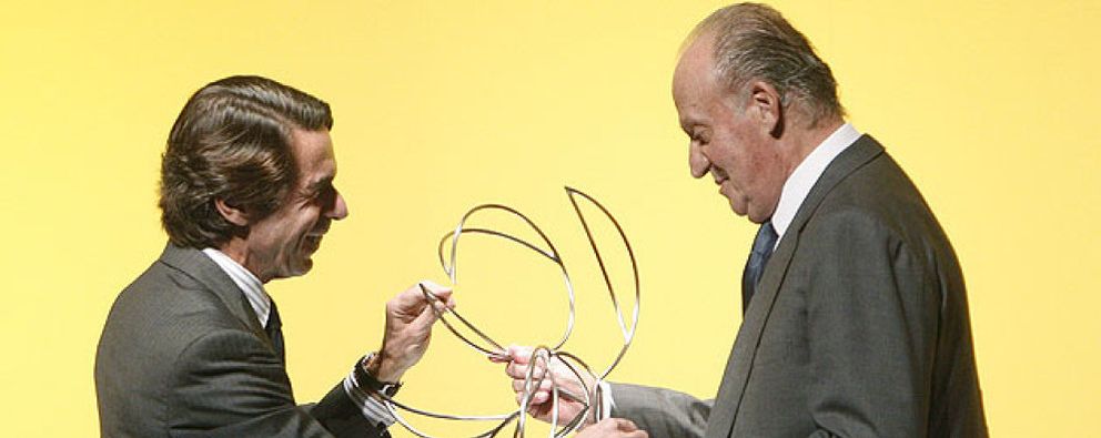 Foto: El Rey irrita al Gobierno al romper su neutralidad en favor de la fundación del PP que preside Aznar