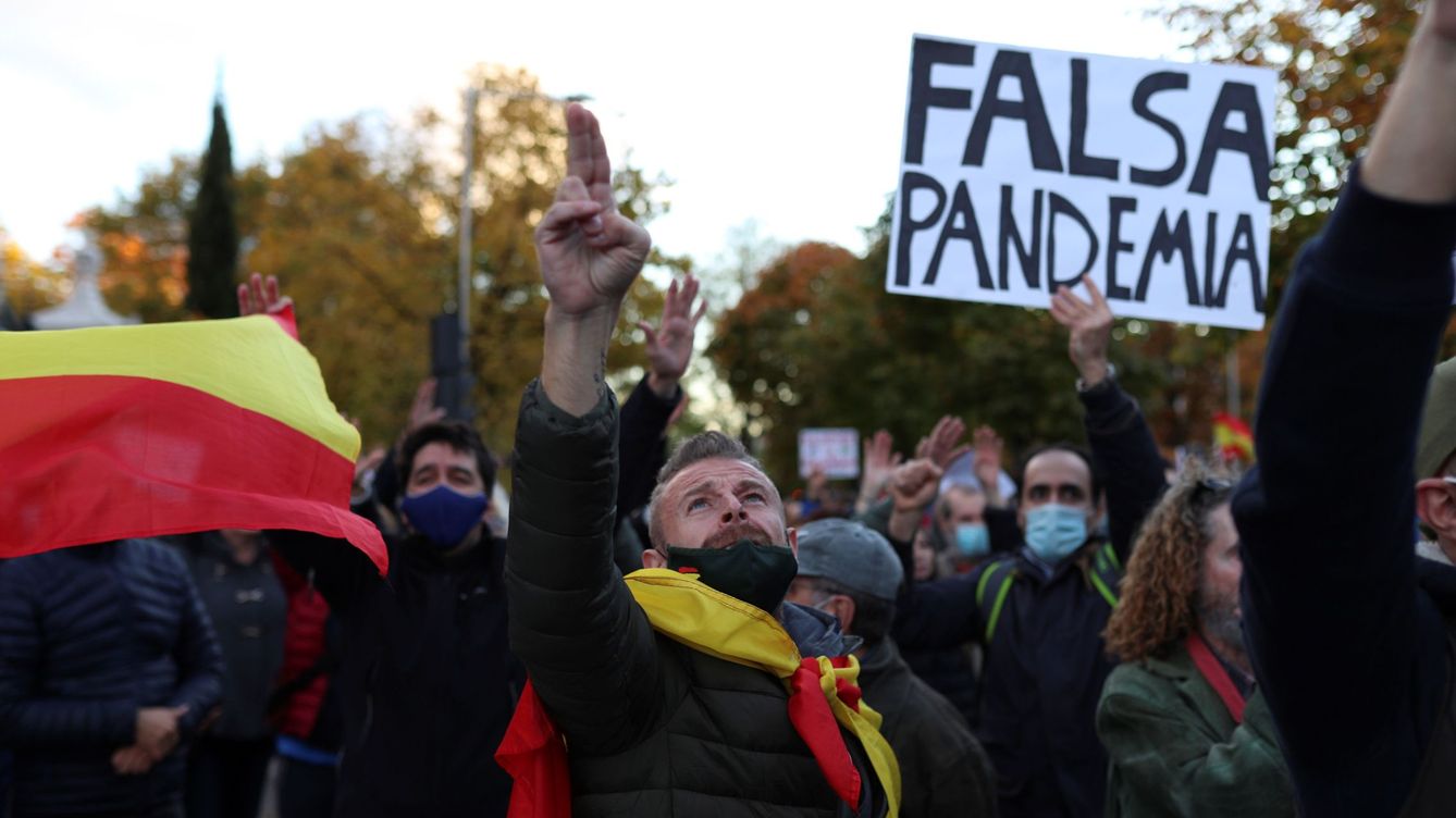 Foto: Negacionistas se manifiestan en Madrid en 2020. (EFE/Rodrigo Jiménez)