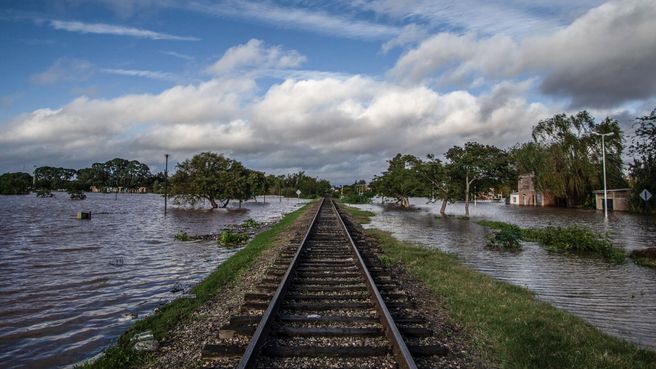Foto de Aledaños de la vía del tren inundados en Argentina