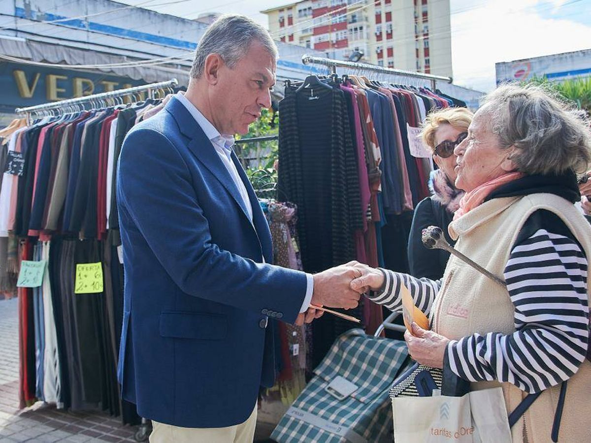 Foto: José Luis Sanz, candidato del PP en Sevilla, conversa con un una mujer en el barrio de Alcosa, bastión socialista. (Cedida)