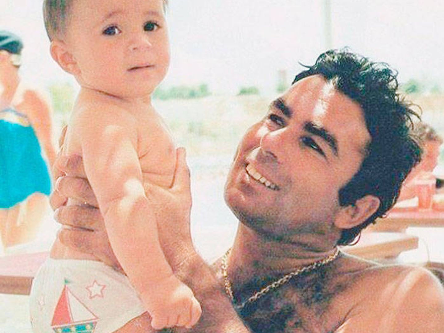Kiko Rivera en brazos de su padre, Paquirri. (IG)