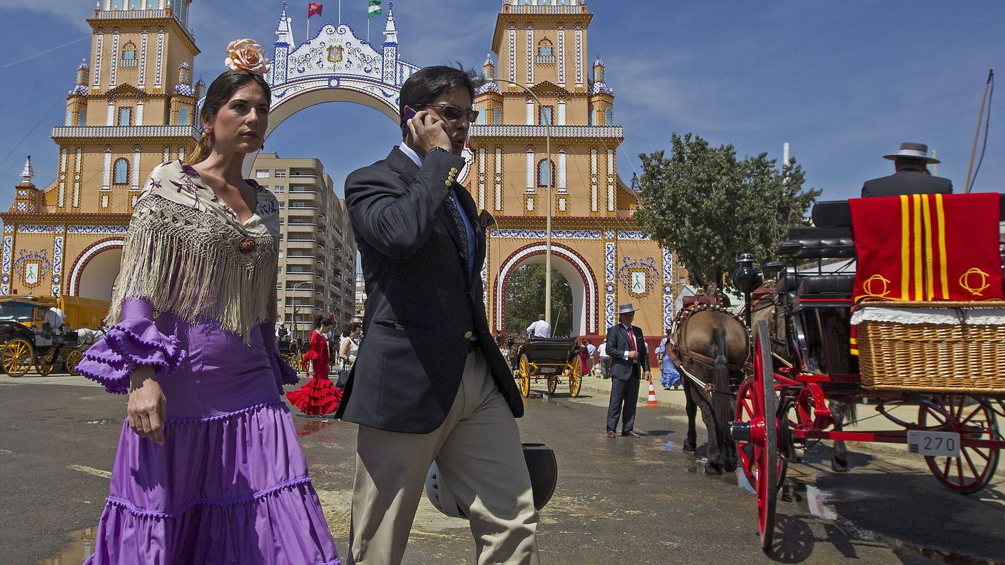 El torero Francisco Rivera Ordoñez y Lourdes Montes pasan junto a la portada de la Feria de Abril de Sevilla. (EFE/José Manuel Vidal)