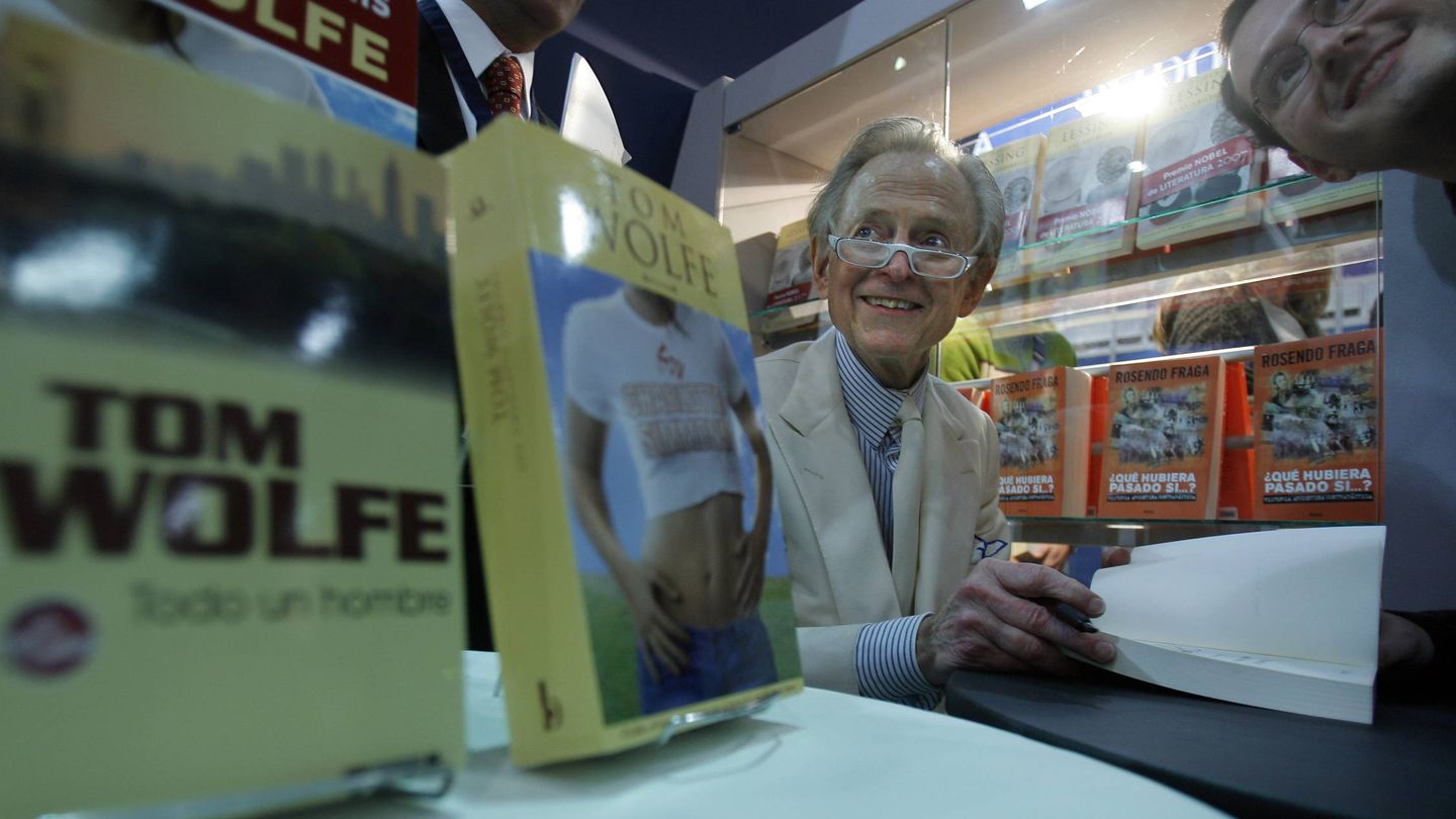 Tom Wolfe firma libros en Buenos Aires en 2008. (EFE)