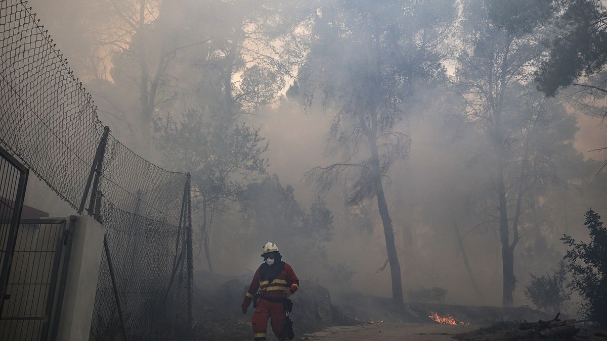 El incendio de Montitxelvo encara su tercera jornada mientras se mantienen los desalojos y confinamientos