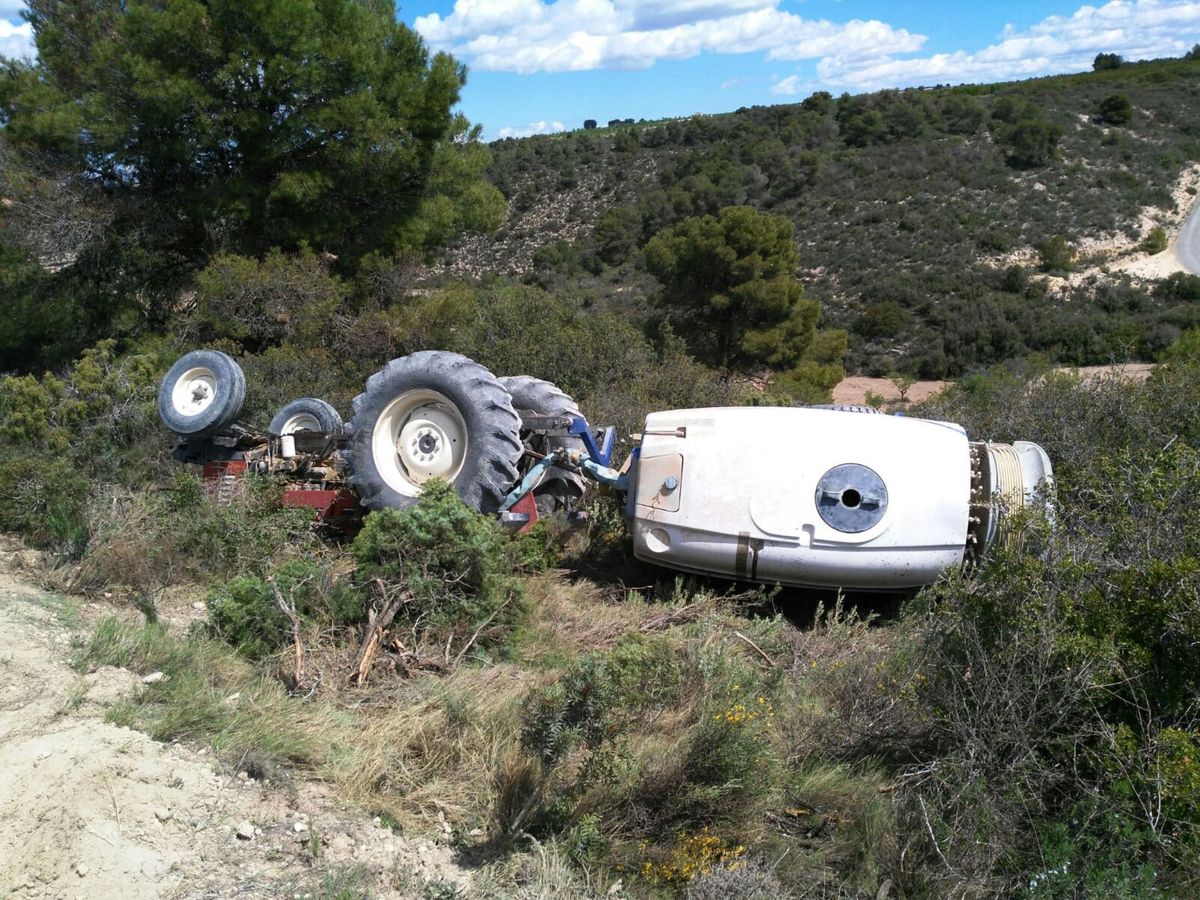 Foto: Un vuelco mortal con tractor en Mequinenza (Zaragoza). (EFE)