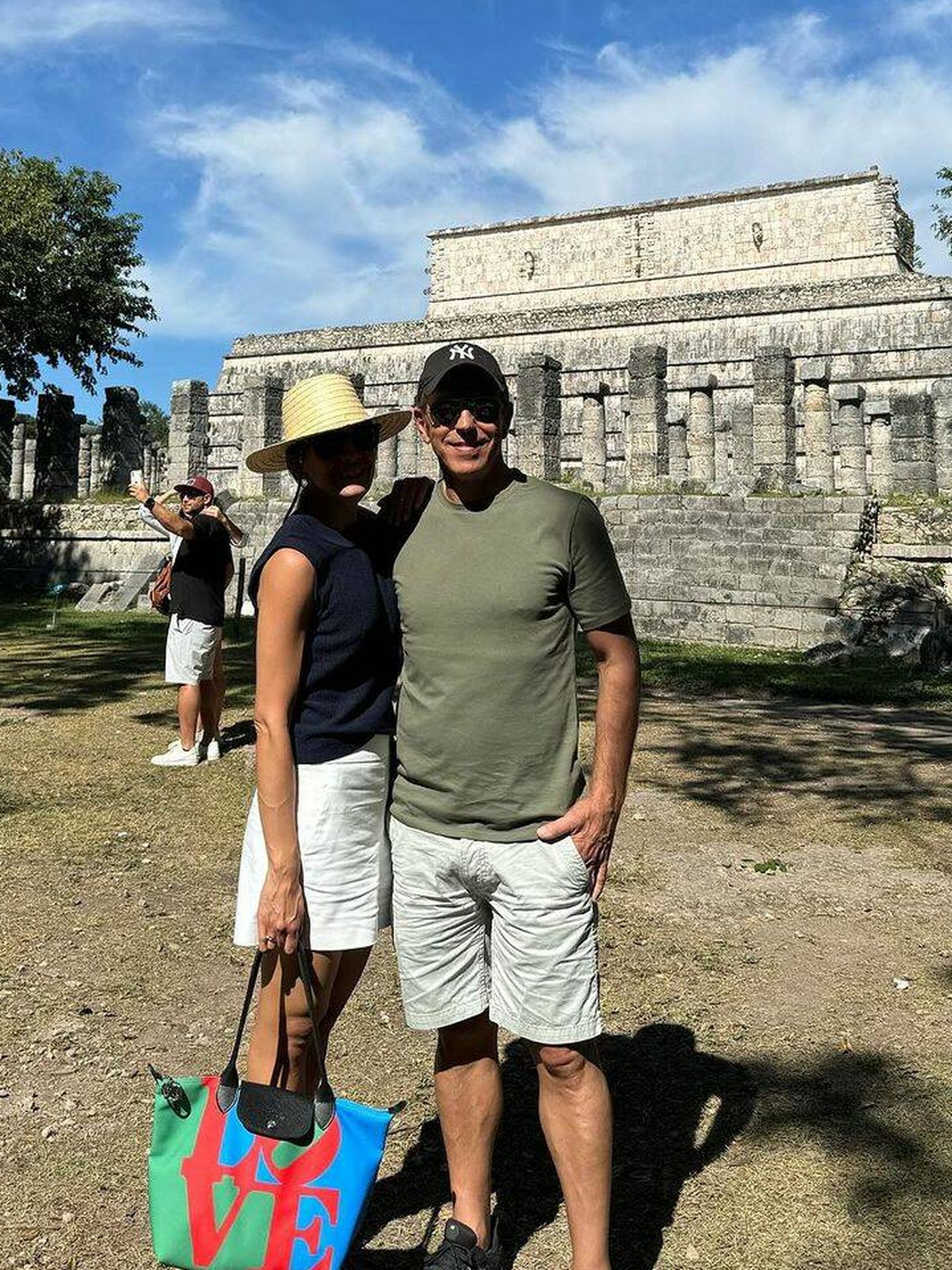 La venezolana con su marido en México. (Instagram/@virtroconis)
