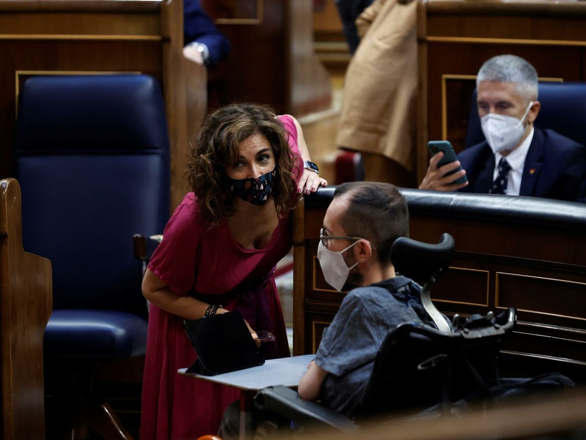 Foto: Montero y Echenique, durante una sesión en el Congreso. (EFE)