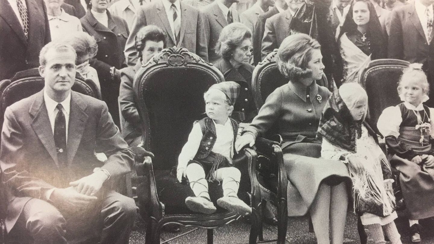 El 12 de octubre de 1970. Don Felipe, junto a su padre, vestido de baturro. (EFE)