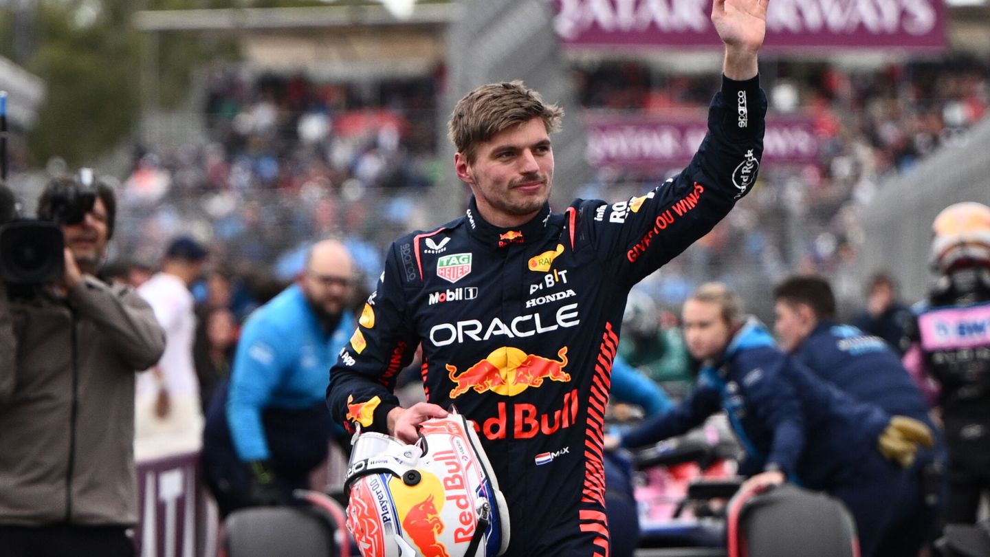 Max Verstappen celebra la pole en el GP de Australia.(EFE/JOEL CARRETT)