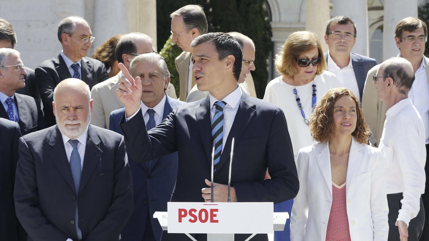 Pedro Sánchez, con sus expertos constitucionalistas. A su derecha, Gregorio Cámara, y a su izquierda, Meritxell Batet, el pasado 8 de julio. (EFE)
