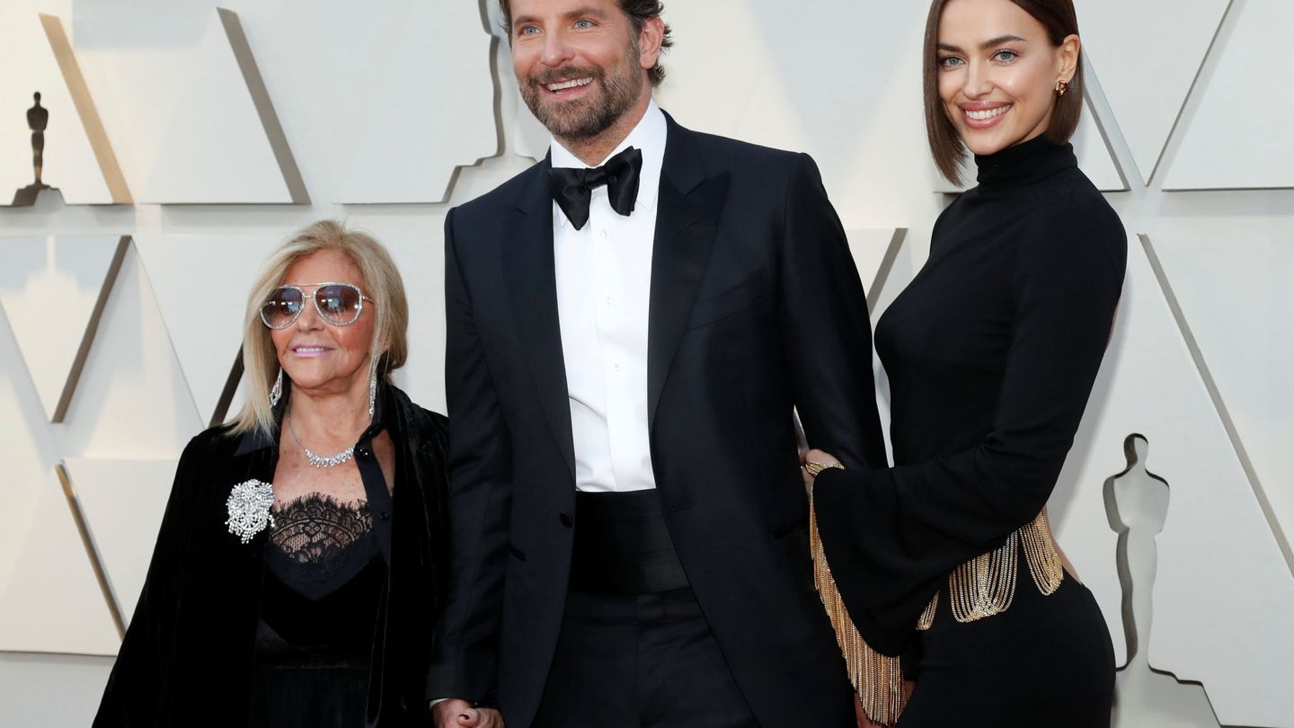Bradley Cooper, su madre, Gloria Campano, y su mujer, Irina Shayk, en los Oscar. (Reuters)