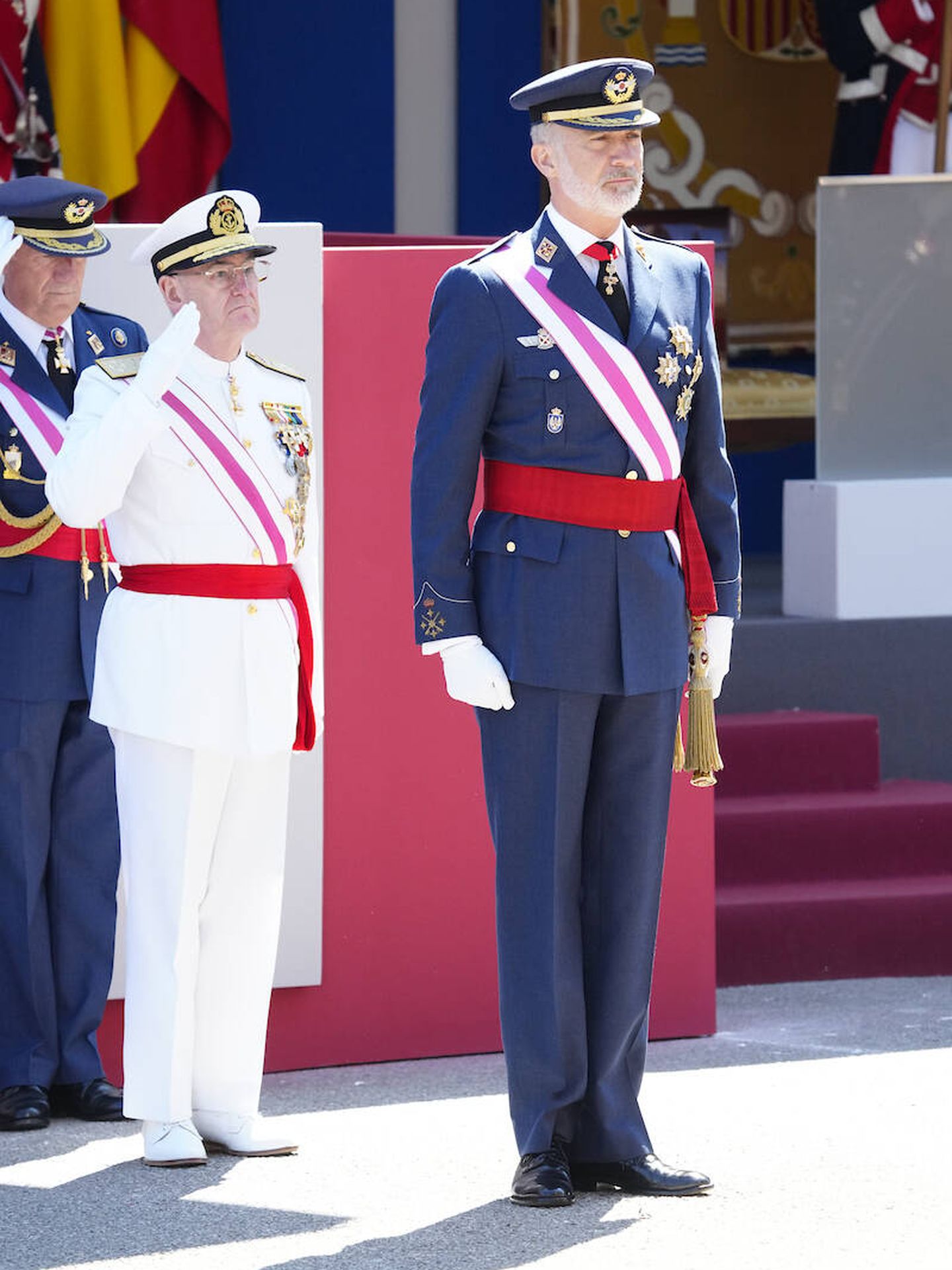 El Rey, luciendo su uniforme durante el desfile delas Fuerzas Armadas. (LP)