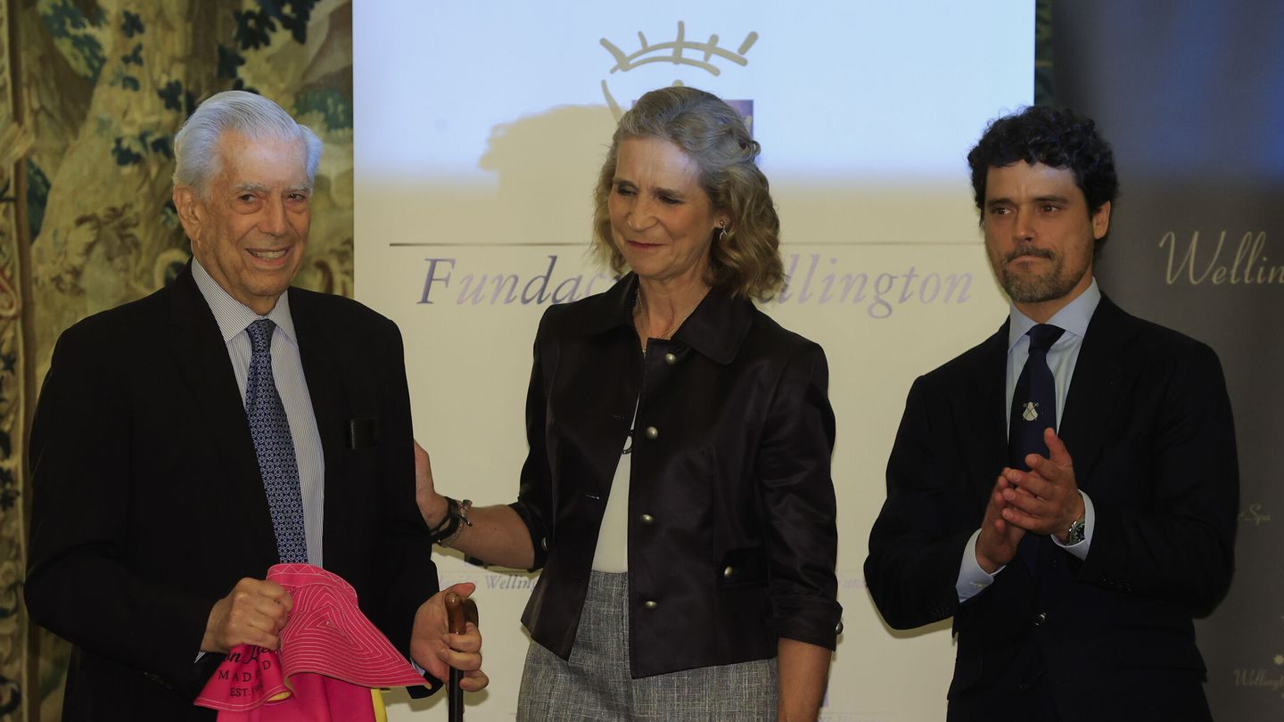 El premio Nobel de Literatura Mario Vargas Llosa posa junto a Elena de Borbón y el director del Centro de Asuntos Taurinos de la Comunidad de Madrid, Miguel Abellán. (EFE/Zipi) 