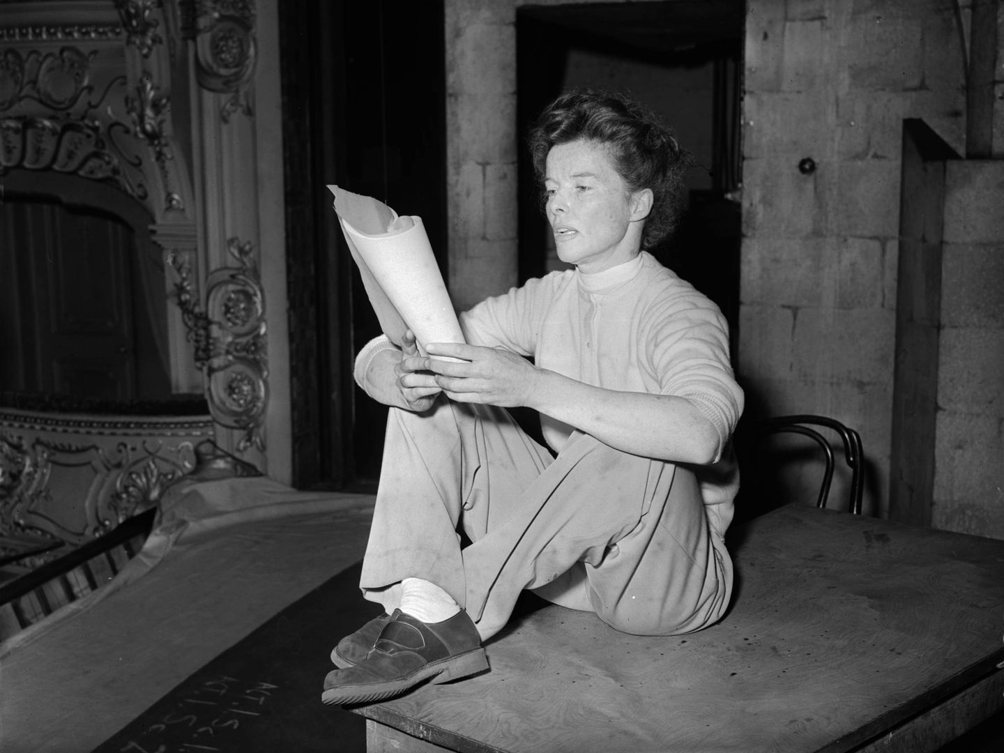  Katharine Hepburn, ensayando un guion en 1952. (Getty)