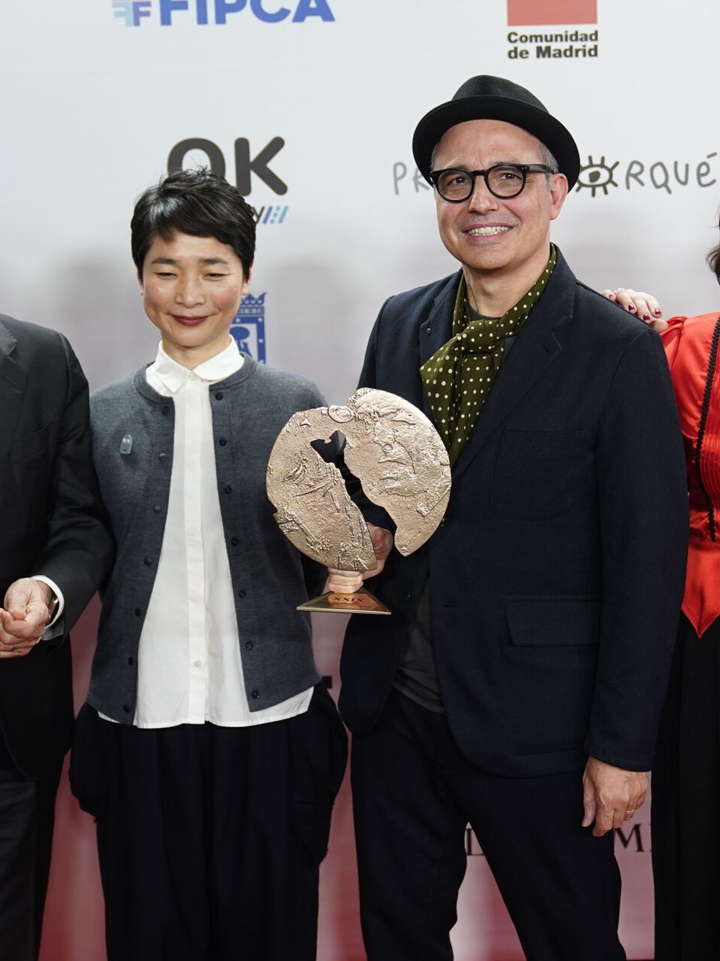 Pablo Berger tras recibir el Premio José María Forqué con 'Robot Dreams' junto a Yuko Harami. (Europa Press)