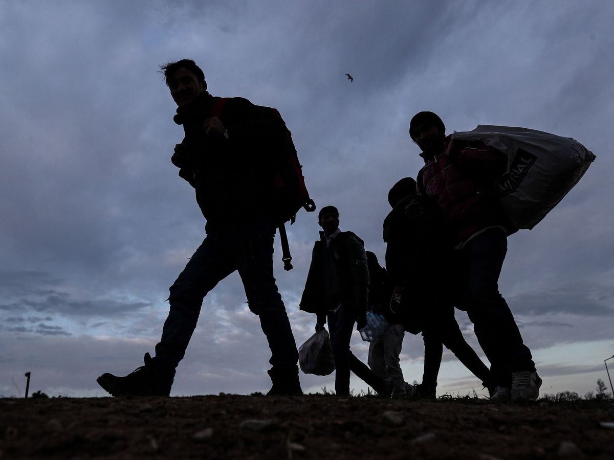 Foto: Refugiados intentan cruzar la frontera griega. Foto: Efe