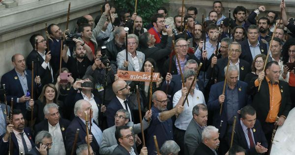 Foto: Alcaldes de diferentes localidades de Cataluña muestran su alegría en las escalinatas del Parlament tras aprobarse la DUi en el Parlament. (EFE)