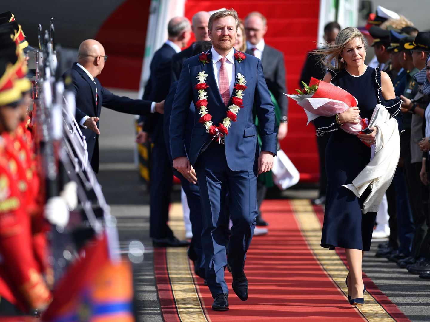 Los reyes de Holanda, a su llegada a Yakarta. (Reuters)