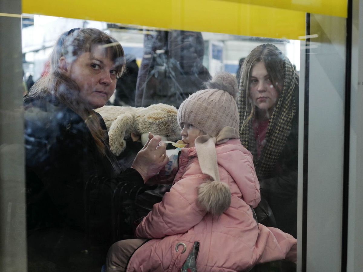 Foto: Refugiados que huyen de la guerra en Ucrania llegan a Varsovia, Polonia (EFE/EPA/Marek)