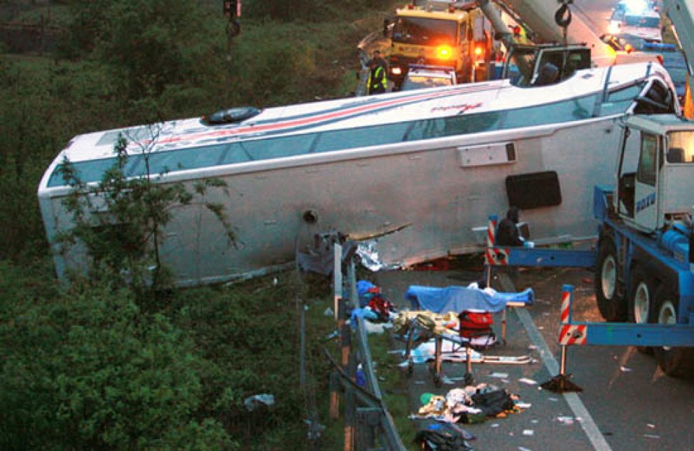 Foto: Mueren cuatro personas tras volcar un autobús de boy-scouts en Asturias