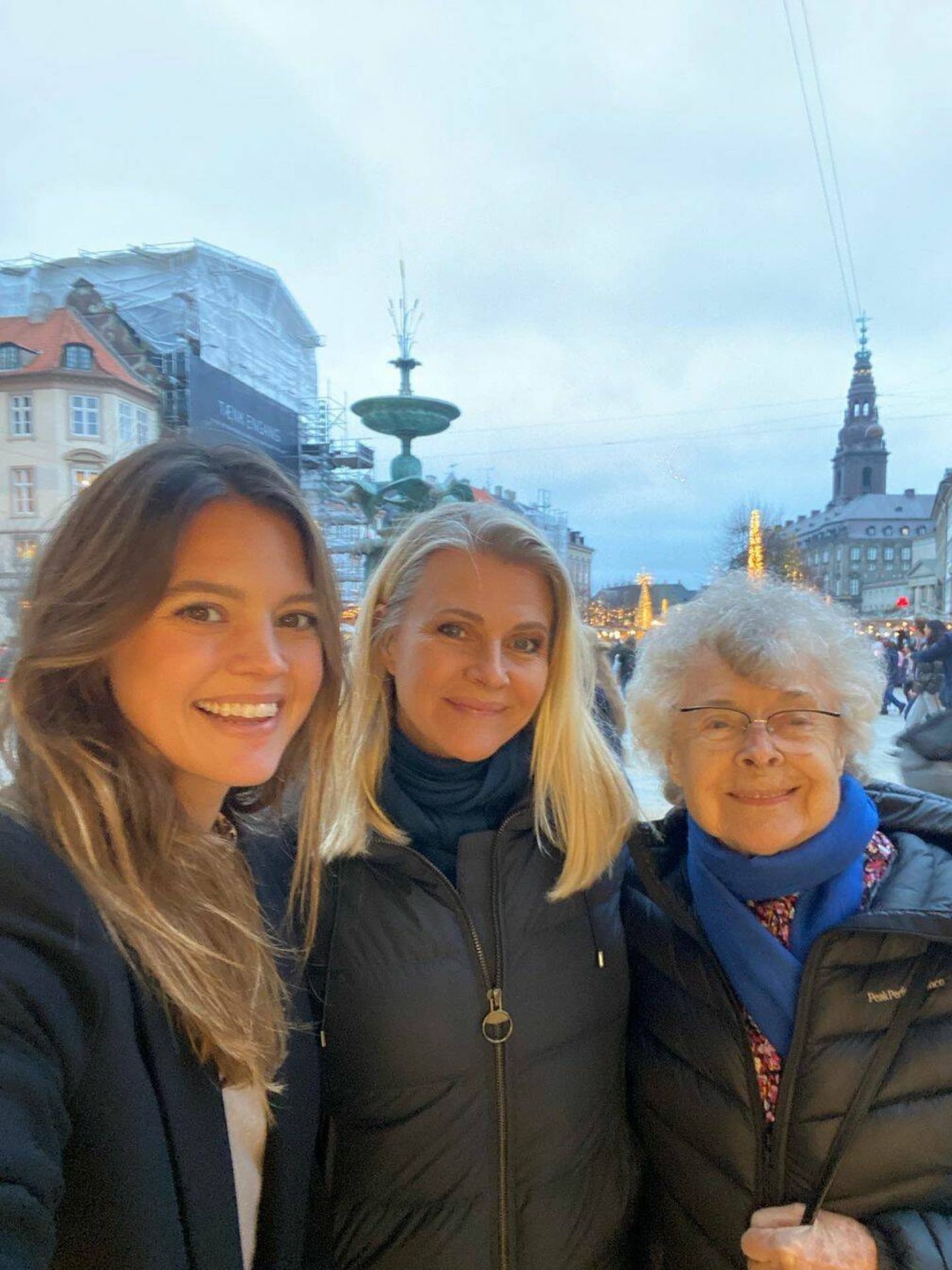 Isabelle Junot, con su madre y su abuela. (Instagram/@isabellejunot)