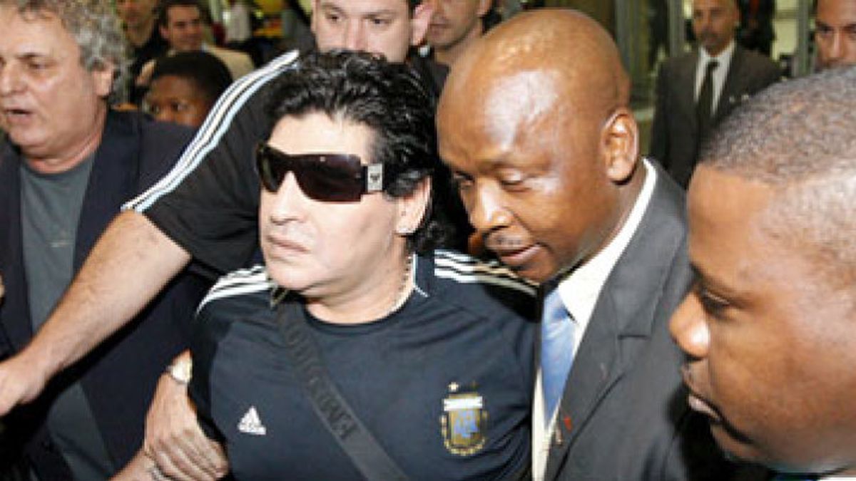 Maradona llega a Sudáfrica tras su suspensión