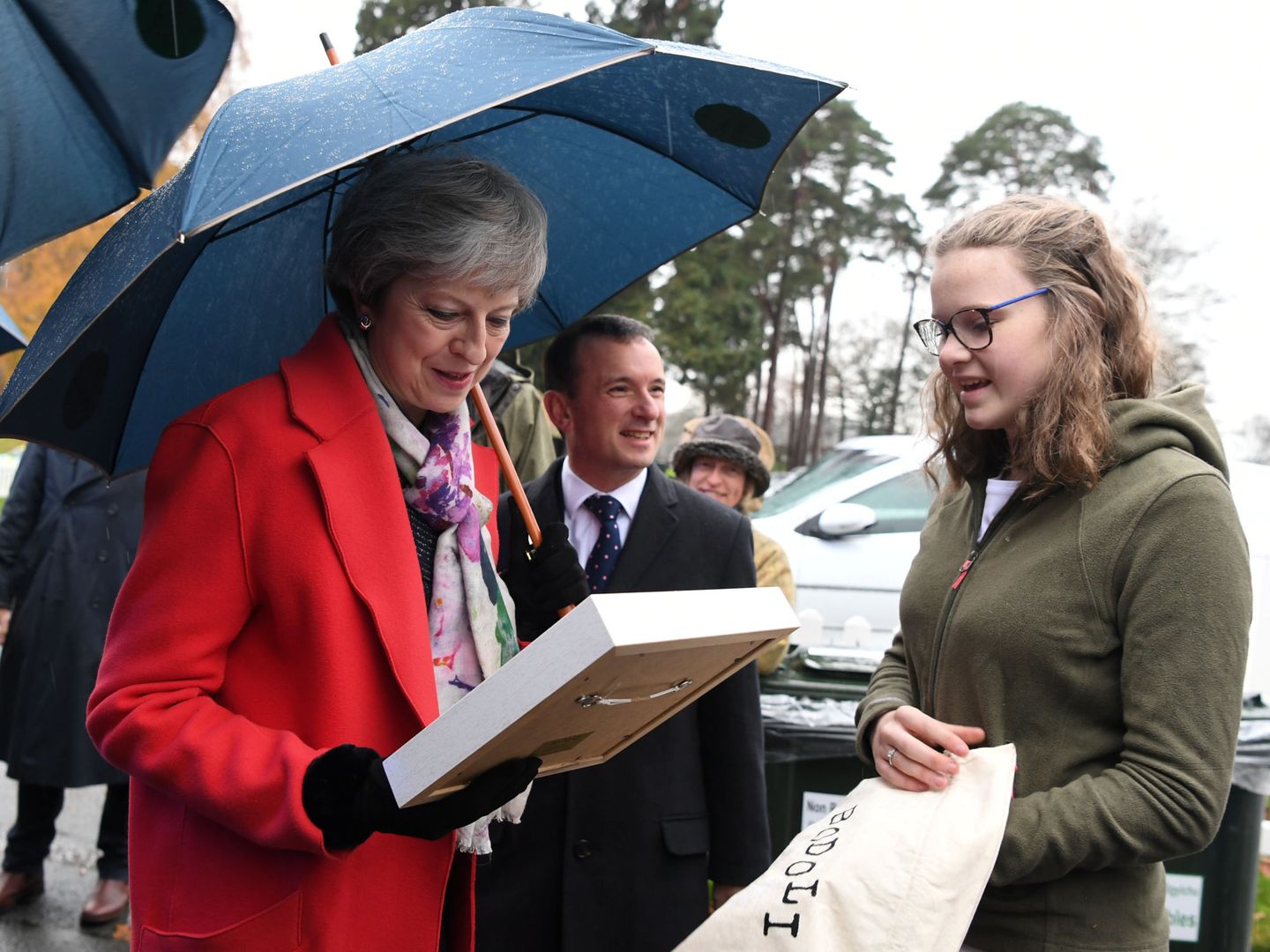 La primera ministra británcia Theresa May durante una visita a una feria de invierno en Gales, el 27 de noviembre de 2018. (Reuters)