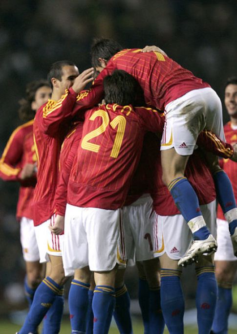 Foto: El solitario gol de Iniesta da el triunfo a España en Old Trafford