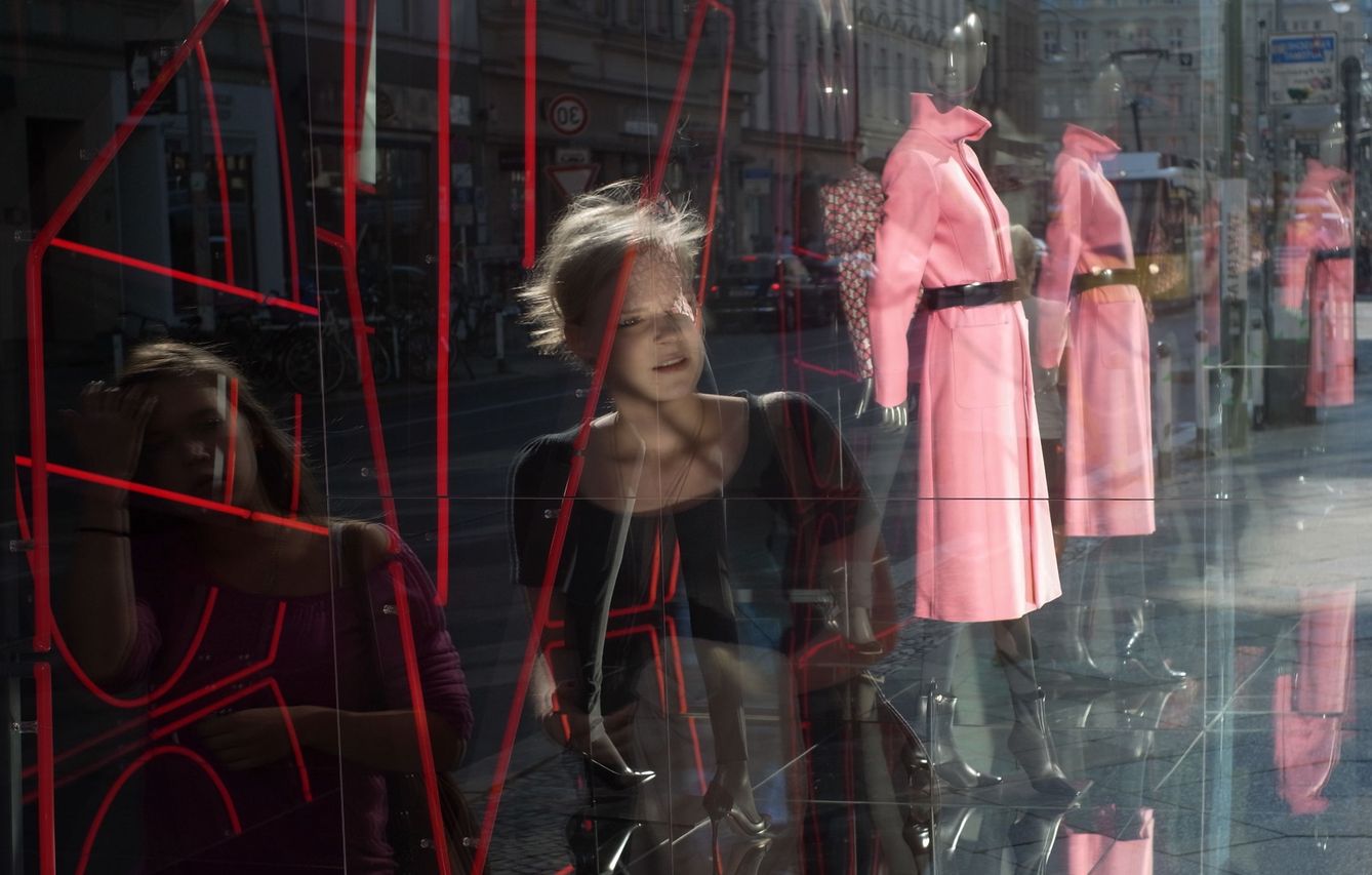Dos alemanas observan el escaparate de una tienda de ropa en Rosenthaler, Berlín. (Reuters)
