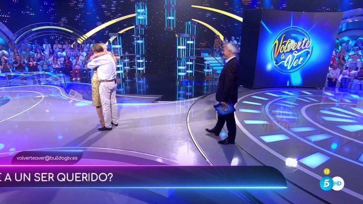 Lomana y Óscar se abrazan en 'Volverte a ver'. (Telecinco).