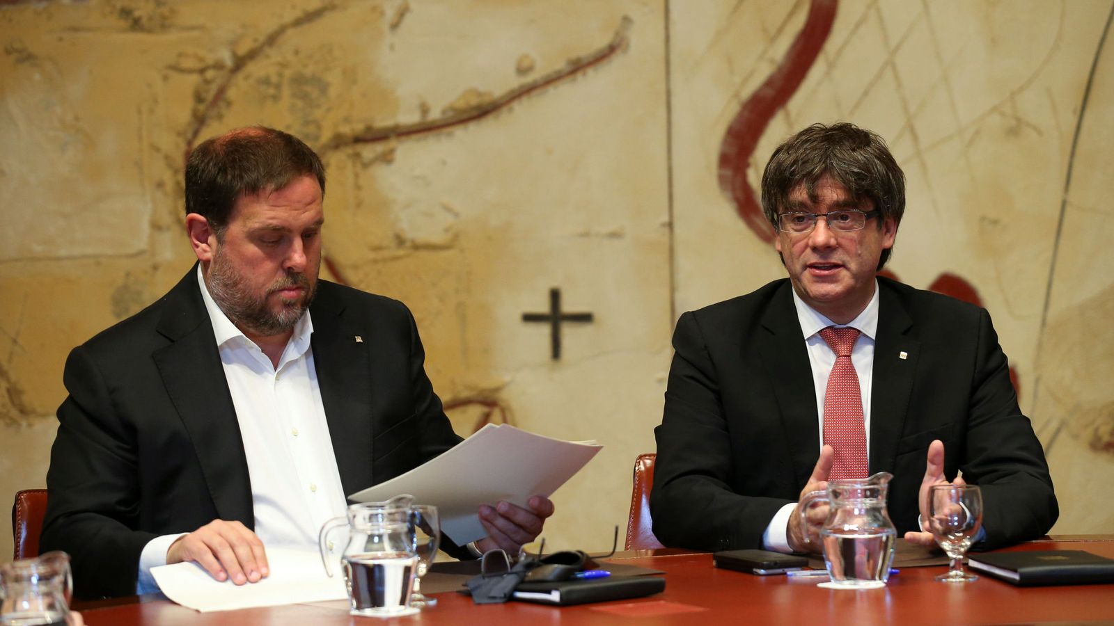 Foto: El presidente de la Generalitat, Carles Puigdemont, junto al vicepresidente catalán, Oriol Junqueras. (Reuters)