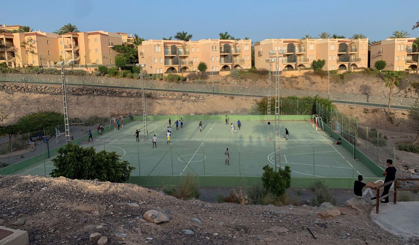 Jóvenes migrantes jugando al fútbol en Gran Canaria. (EFE)